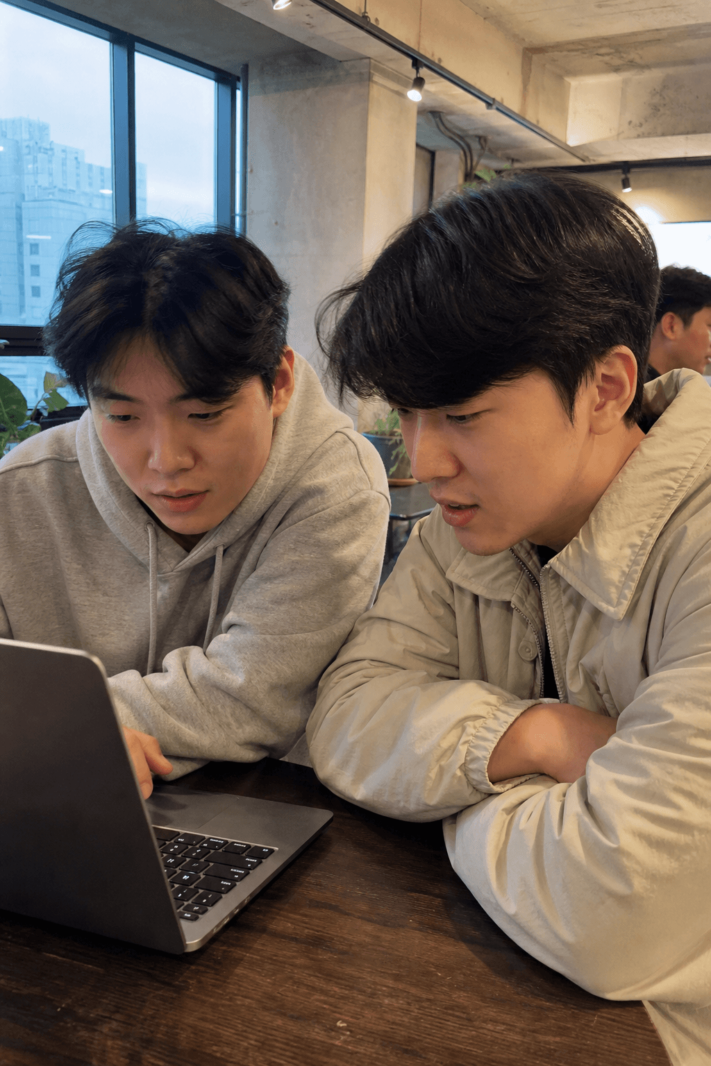 처음부터 끝까지 같은 팀이 봅니다